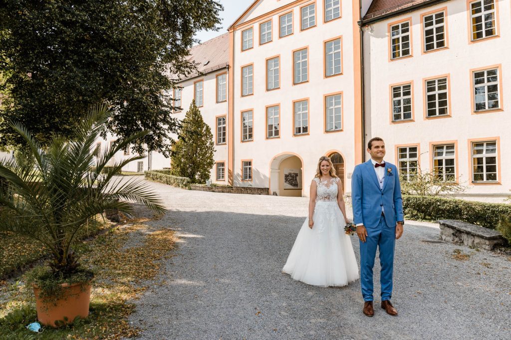 Hochzeitsreportage by Christina Klass, Kloster Scheyern in Bayern, Braut und Bräutigam im Schlosshof