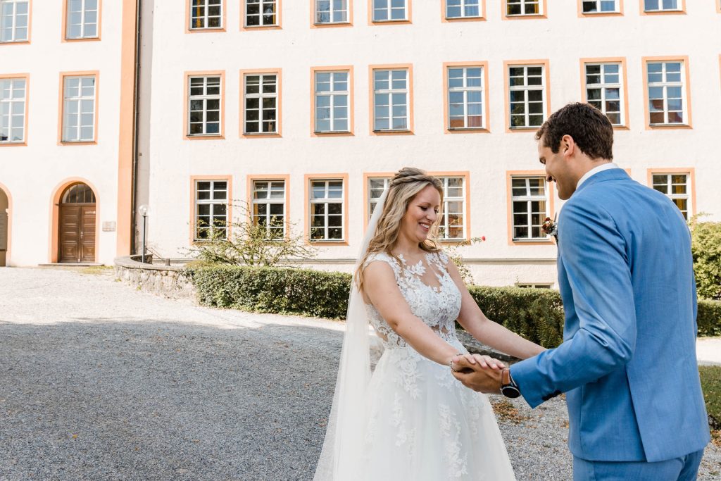 Hochzeitsreportage by Christina Klass, Kloster Scheyern in Bayern, Braut und Bräutigam im Schlossgarten