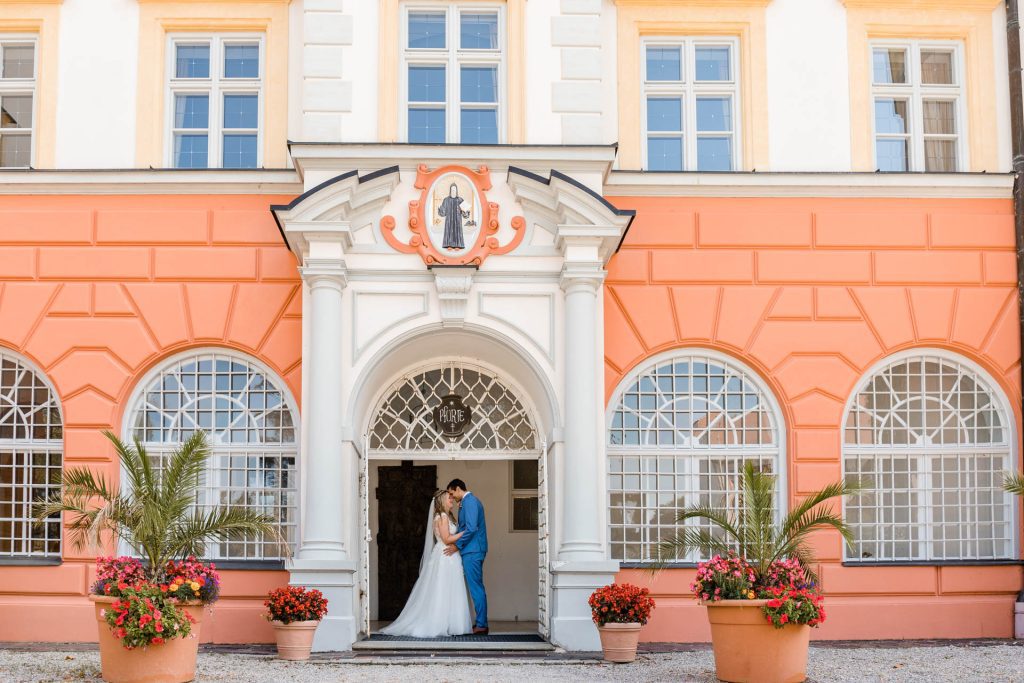 Hochzeitsreportage by Christina Klass, Kloster Scheyern in Bayern, Braut und Bräutigam am Schlosseingang