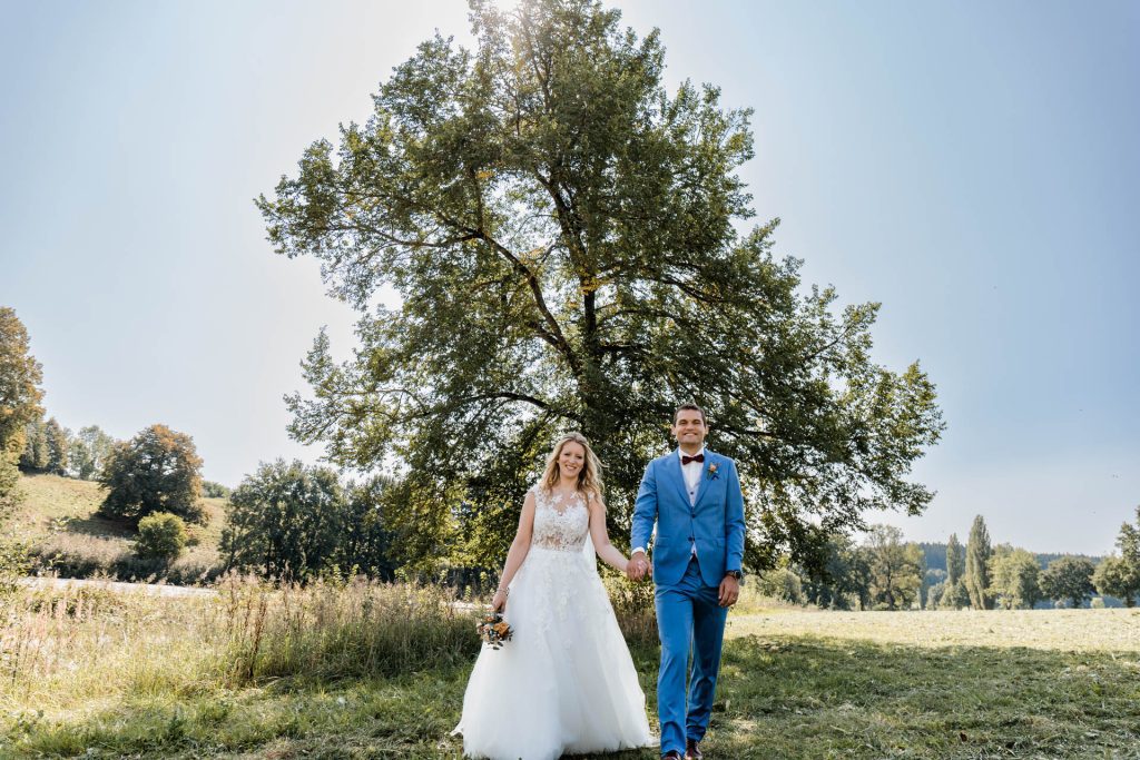 Hochzeitsreportage by Christina Klass, Kloster Scheyern, Brautpaar beim Outdoor-Fotoshooting