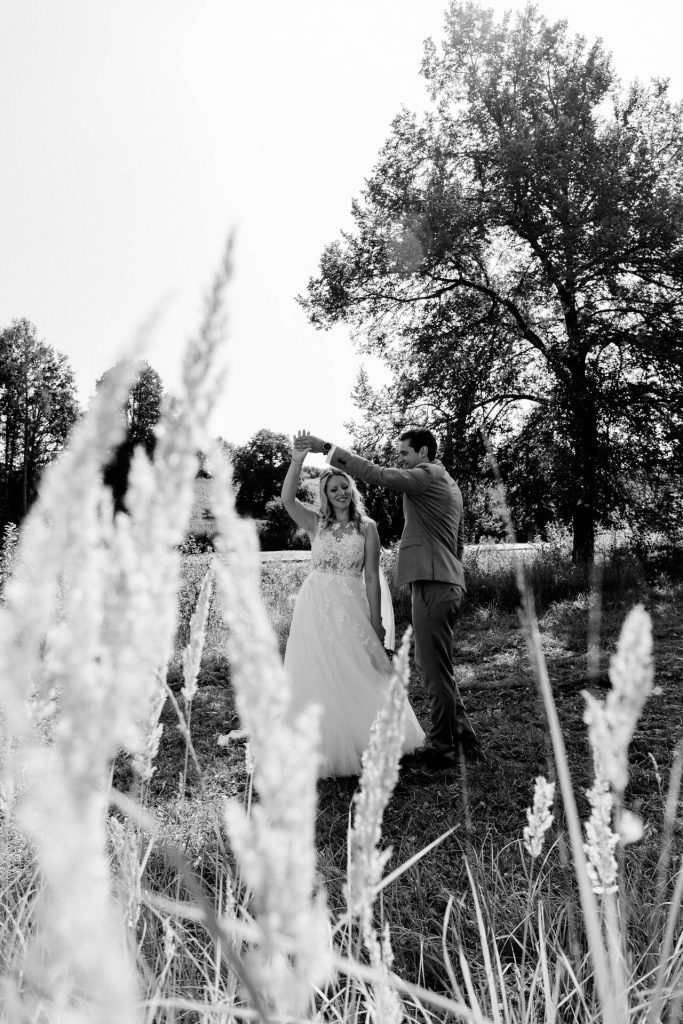 Hochzeitsreportage by Christina Klass, Kloster Scheyern, Hochzeitspaar beim Outdoor-Fotoshooting