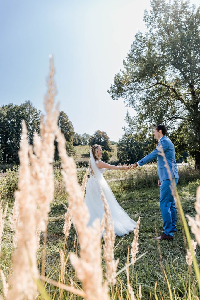 Hochzeitsreportage by Christina Klass, Kloster Scheyern, Hochzeitspaar beim Outdoor-Fotoshooting