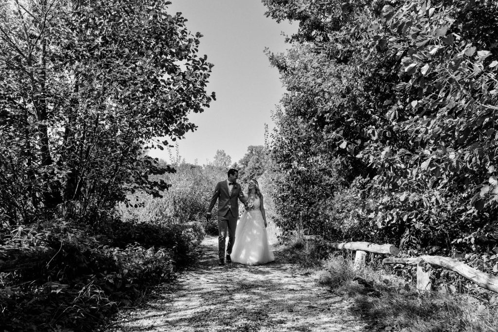 Hochzeitsreportage by Christina Klass, Kloster Scheyern, Hochzeitspaar beim Spaziergang in der Natur