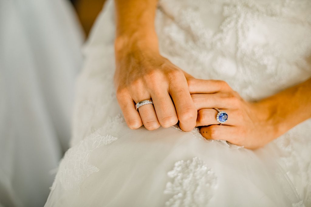 Hochzeitsfotografie Christina Klass, Hände von der Braut mit Hochzeitsringen