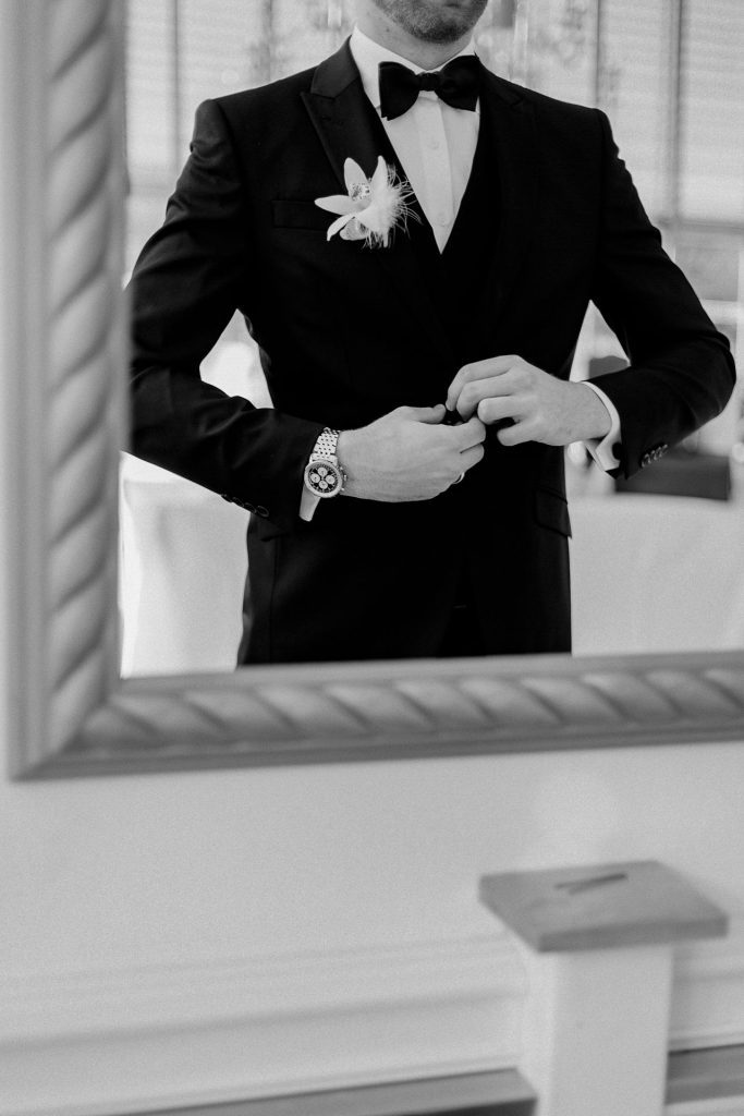Hochzeitsfotografie Christina Klass, Bräutigam vor dem Spiegel