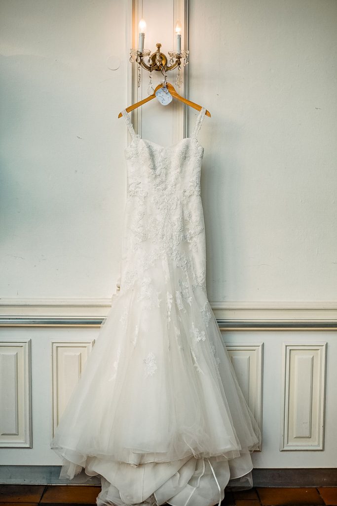 Hochzeitsfotografie Christina Klass, Brautkleid am Kleiderbügel