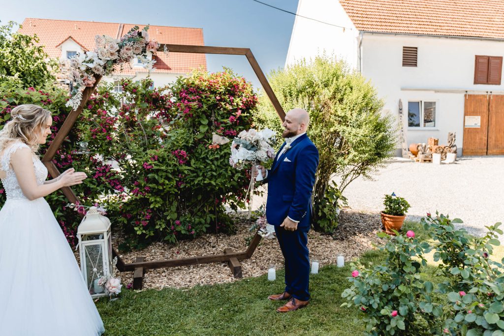 Emotionale Hochzeitsfotografie im eigenen Garten by Christina Klass