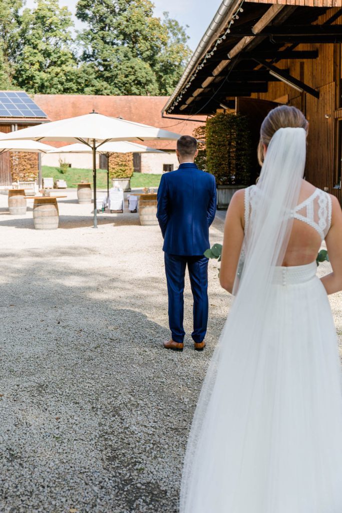 Hochzeitsfotografin Christina Klass, Emotionale Brautpaarbilder vor der Landhauskulisse