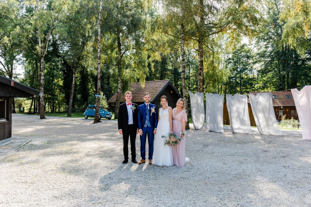 Hochzeitsfotografin Christina Klass, Brautpaar und Trauzeugen vor der Hochzeitslocation