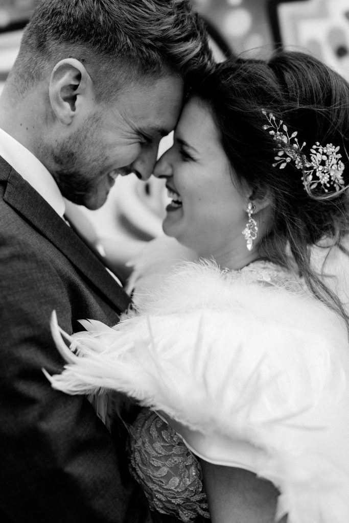 Fotografie by Christina Klass, Kreative Brautpaarbild, Nahaufnahme in schwarz-weiß
