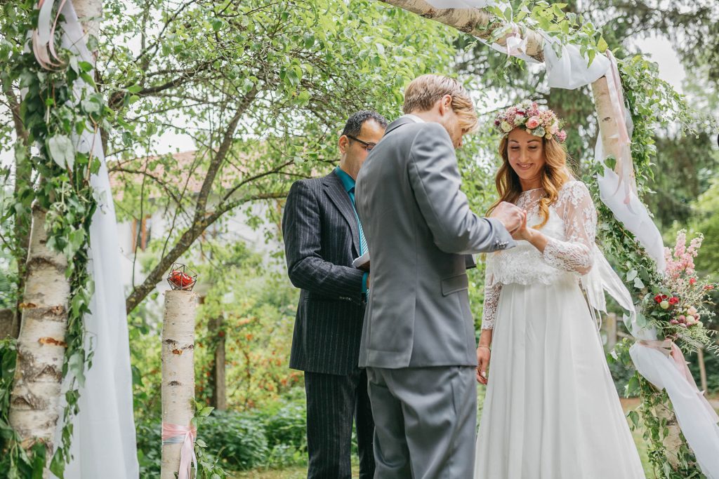 Hochzeitfotografin Christina Klass, Freie Trauung, Brautpaar tauscht Ringe aus