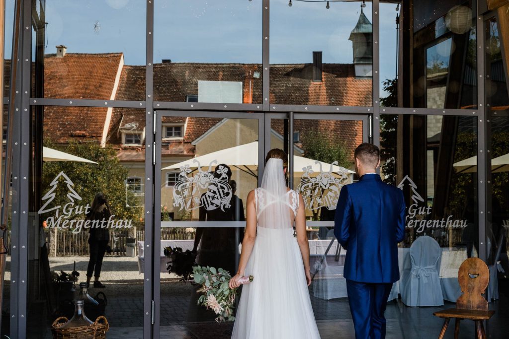 Hochzeitsfotografin Christina Klass, Brautpaar am Eingang von Gut Mergenthau