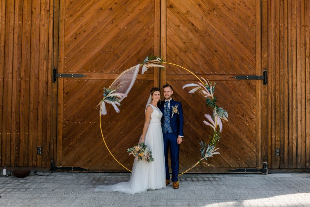 Hochzeitsfotografin Christina Klass, Zeitlose Brautpaarbilder vor der Hochzeitslocation