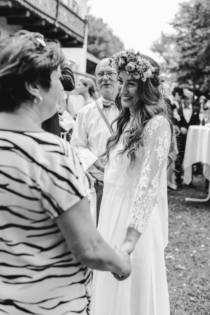 Hochzeitfotografin Christina Klass, Freie Trauung, Braut mit Hochzeitsgästen