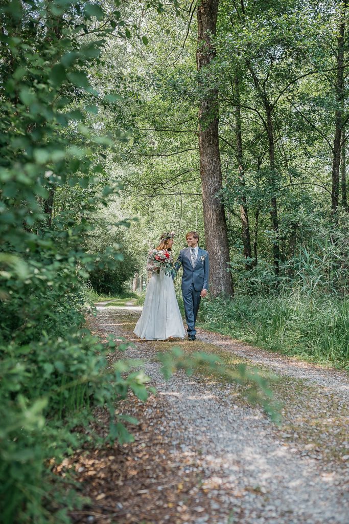 Hochzeitfotografin Christina Klass, Freie Trauung, Brautpaar Shooting in der Natur