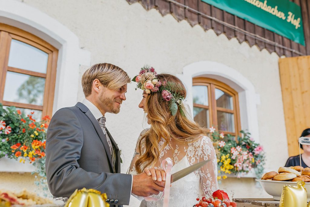 Hochzeitsfotografin Christina Klass, Freie Trauung, Hochzeitstorte anschneiden