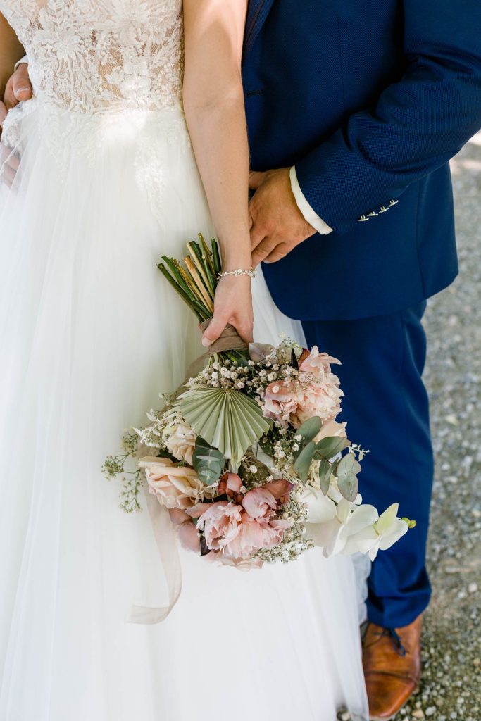 Brautstrauß, Nahaufnahme Brautstrauß, moderner Brautstrauß mit Trockenblumen, Kosten Hochzeitsfotograf