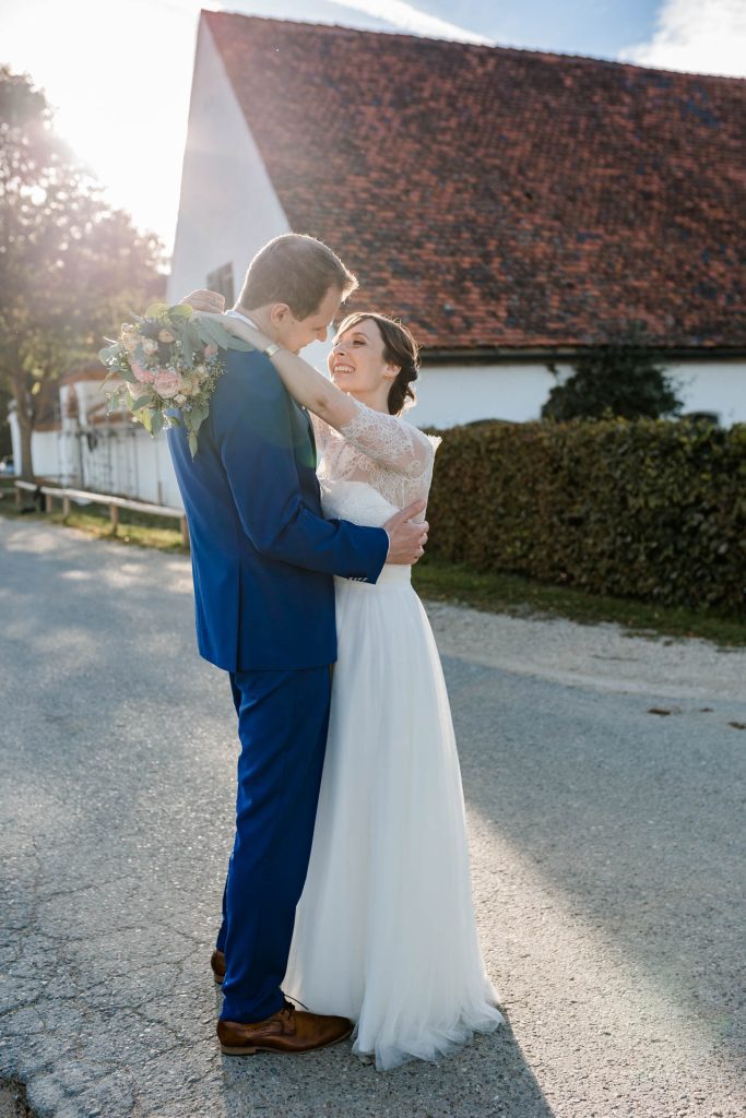 Hochzeitsfotografie Augsburg, Christina Klass, Stimmungsvolle Brautpaarbilder auf Gut Sedlbrunn, glückliches Brautpaar in der Abendsonne