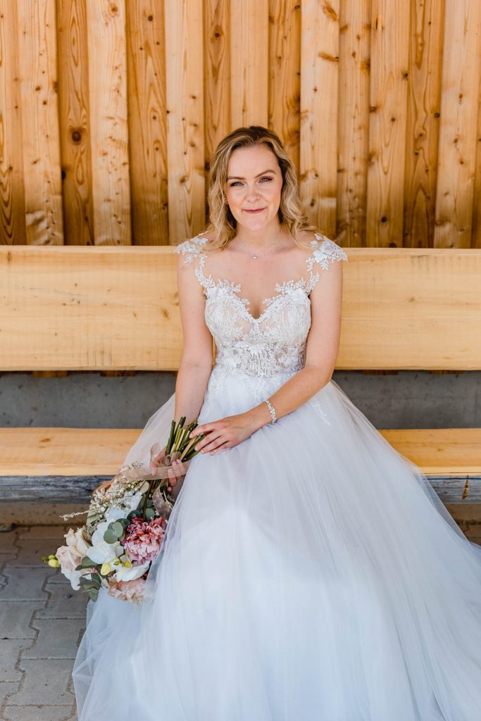 Braut auf einer Holzbank, fotografiert von Hochzeitsfotografin Christina Klass