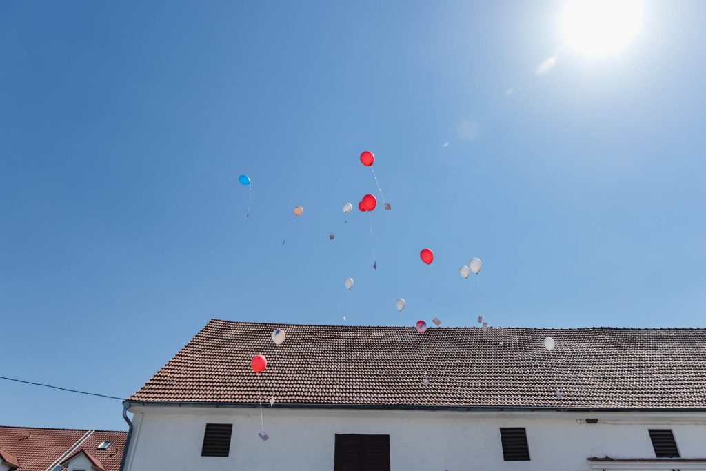 Hochzeitsfotografin Christina Klass, Luftballons fliegen hoch