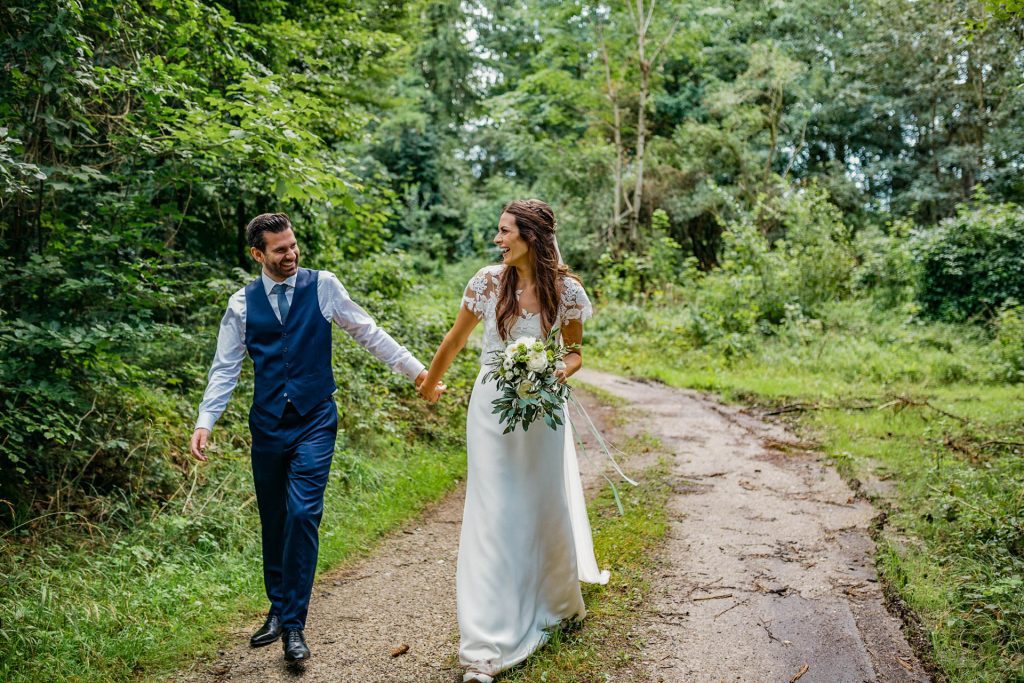 Hochzeitsfotografie Christina Klass, Sommerhochzeit am Starnberger See, Brautpaar in der Natur
