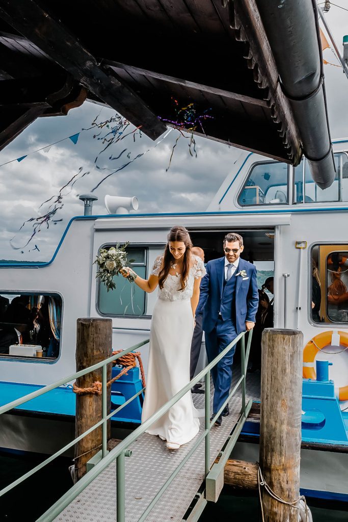 Hochzeitsfotografie Christina Klass, Hochzeit am Starnberger See, Brautpaar am Bootssteg