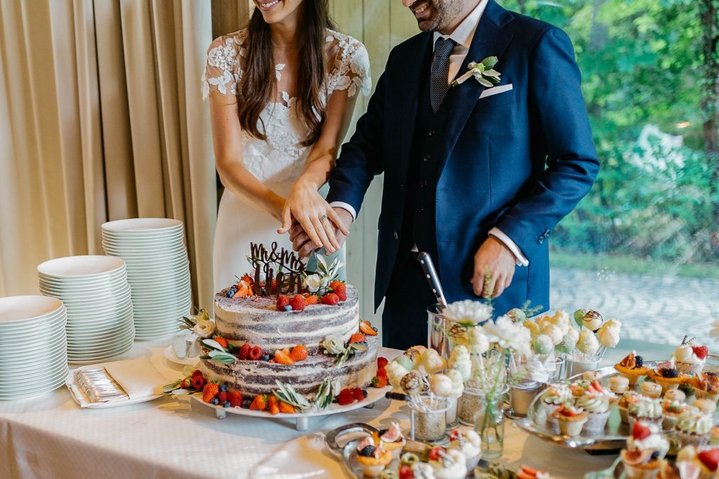 Hochzeitsfotografie Christina Klass, Sommerhochzeit am Starnberger See, Torte anschneiden