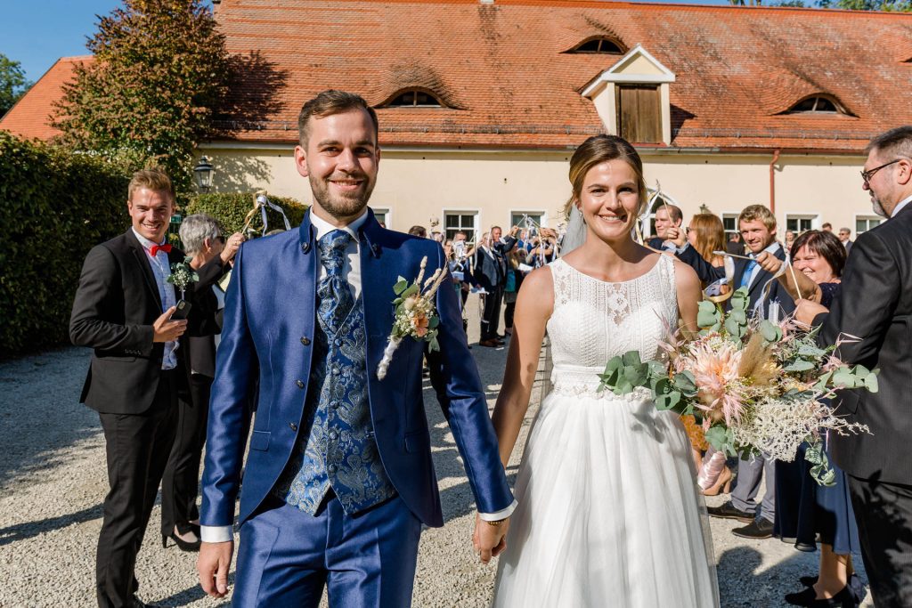 Hochzeitsfotografin Christina Klass, Freie Trauung, Brautpaar mit Hochzeitsgästen
