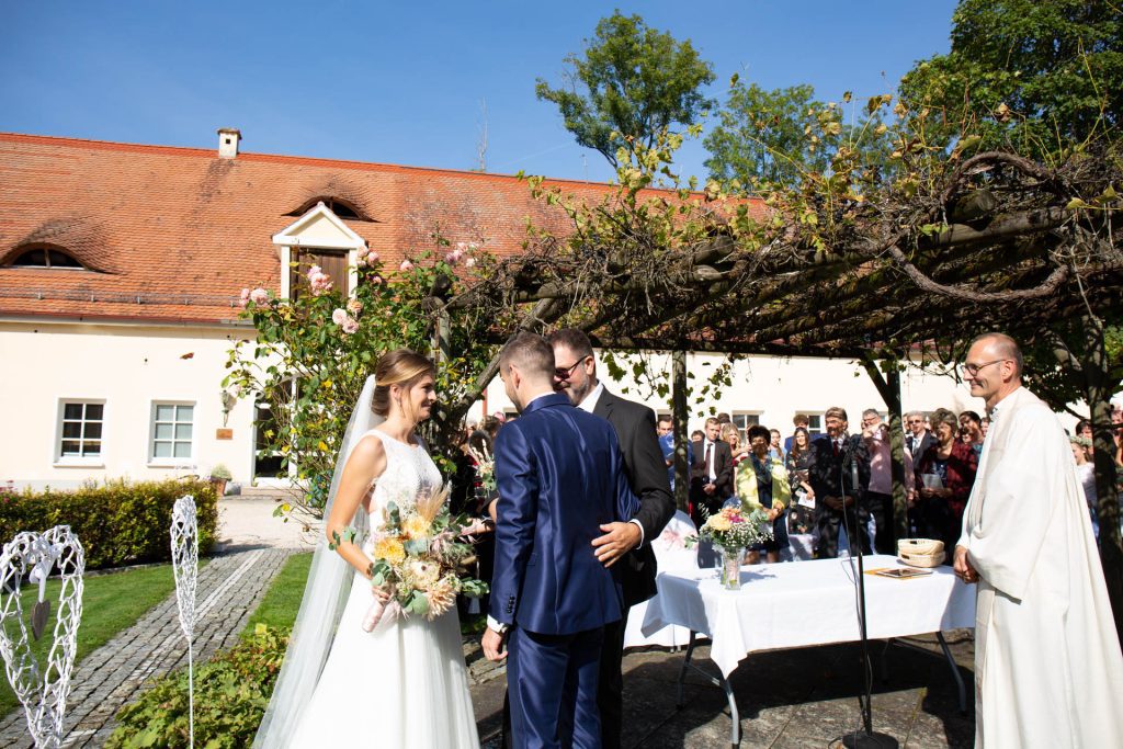 Hochzeitsfotografin Christina Klass, Freie Trauung, Brautvater übergibt die Braut an den Bräutigam
