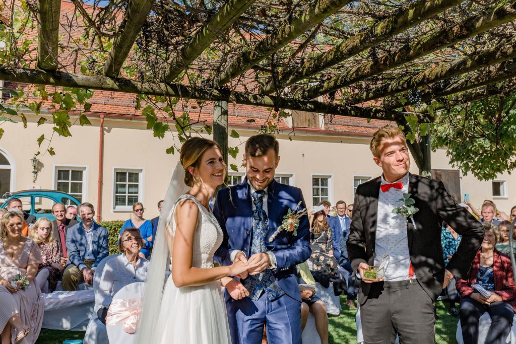Hochzeitsfotografin Christina Klass, Freie Trauung, Brautpaar tauscht Ringe aus