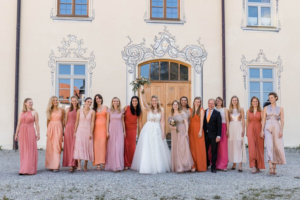 Hochzeitsreportage by Christina Klass, Kloster Scheyern, Braut mit weiblichen Gästen