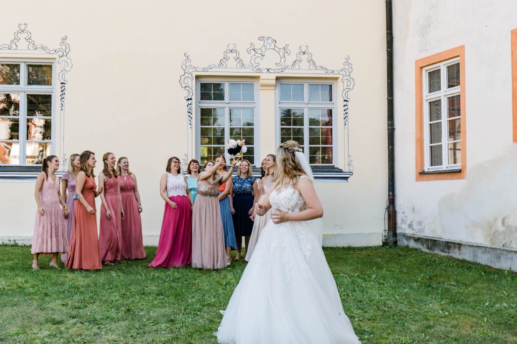 Hochzeitsreportage by Christina Klass, Kloster Scheyern, Brautstrauß werfen