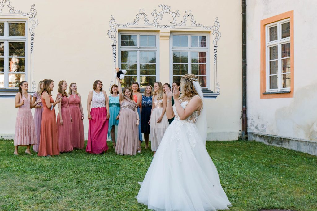 Hochzeitsreportage by Christina Klass, Kloster Scheyern, Brautstrauß werfen
