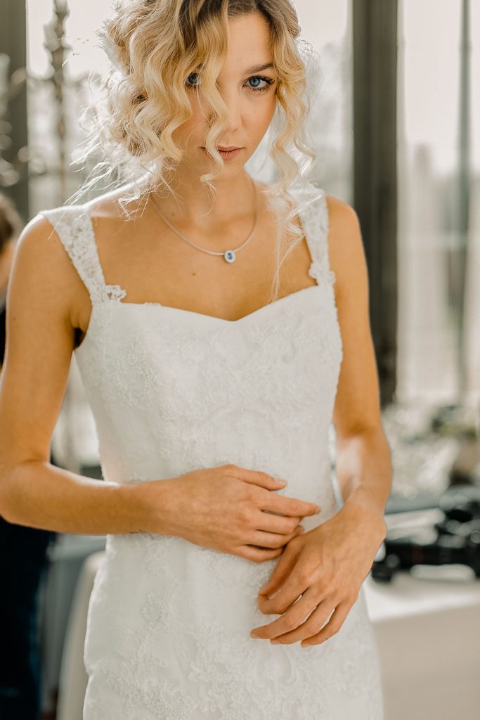 Hochzeitsfotografie Christina Klass, Brautshooting mit modernem Hochzeits-Arrangement