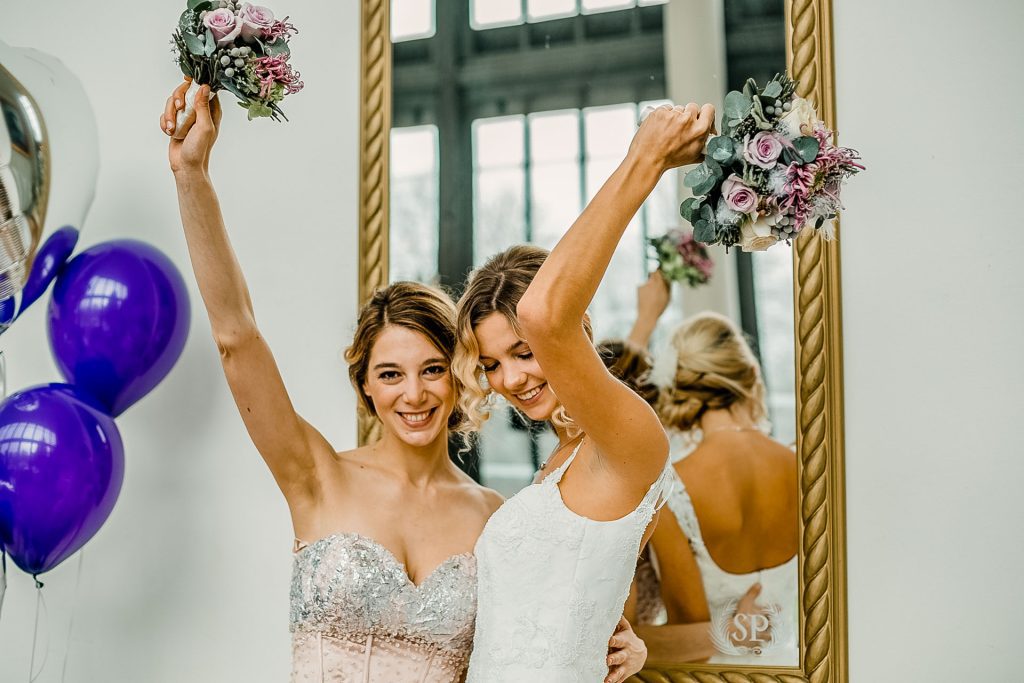Hochzeitsfotografie Christina Klass, Braut und Trauzeugin mit Brautstrauß
