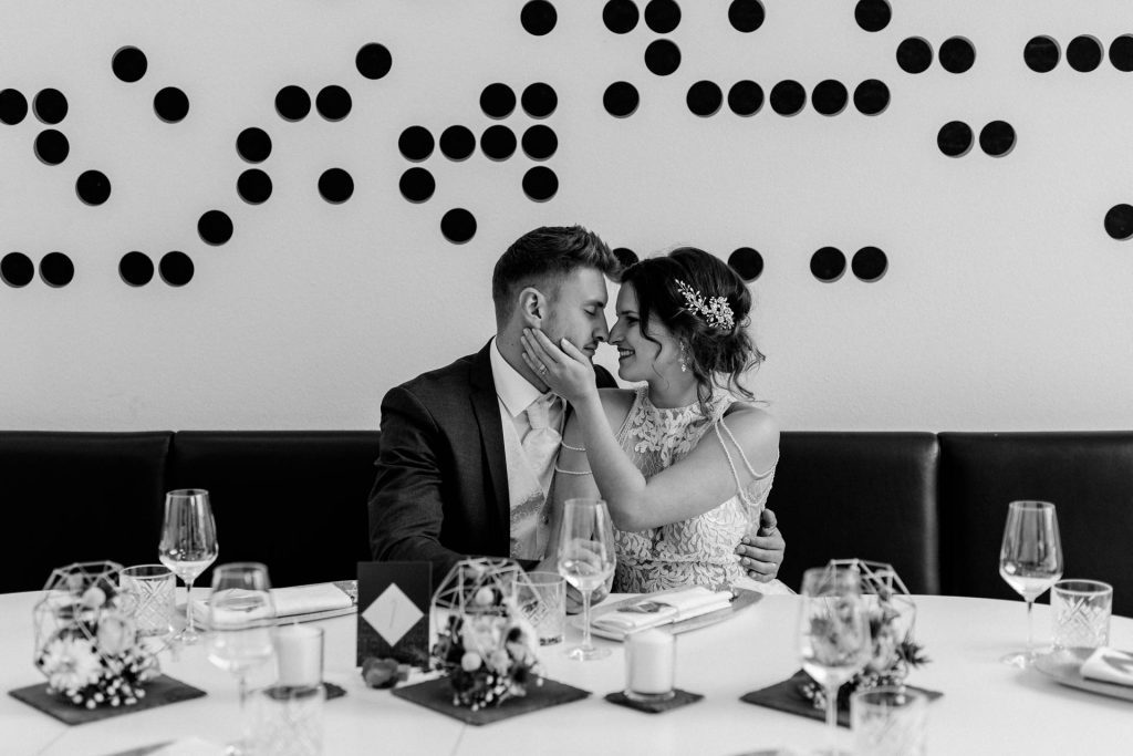 Hochzeitsfotografin Christina Klass, emotionales schwarz-weiß Brautpaarbild