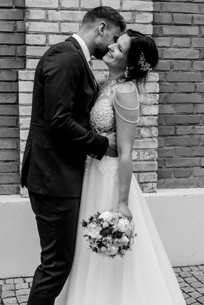 Emotionales Brautpaarbild schwarz-weiß, Foto by Christina Klass