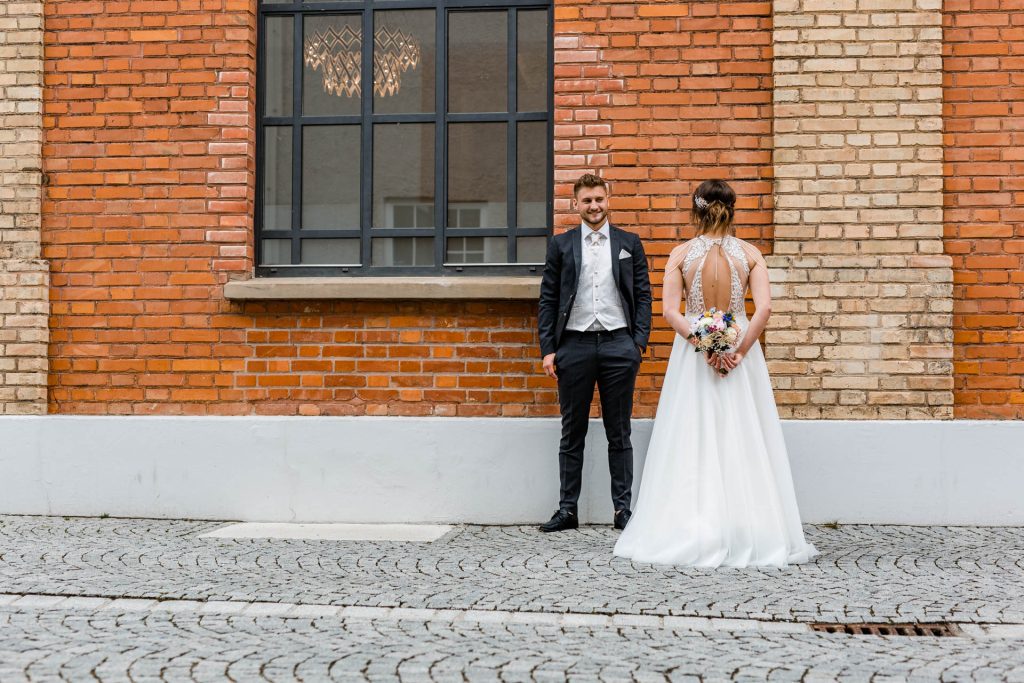 Brautpaar an einer Ziegelstein-Wand, by Christina Klass