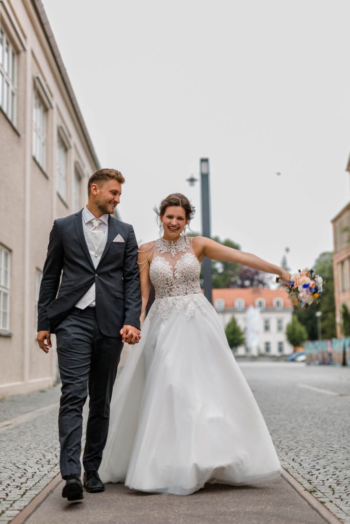 Stilvolle Brautpaarfotos in der Stadt Augsburg, by Christina Klass