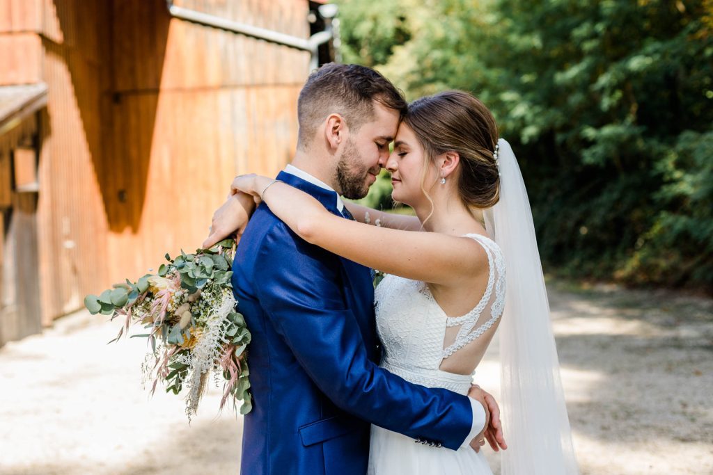 Hochzeitsfotografin Christina Klass, Natürliche Brautpaarbilder vor der Landhauskulisse