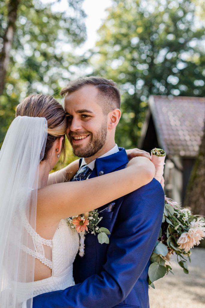 Hochzeitsfotografin Christina Klass, Emotionale Brautpaarfotos vor der Hochzeitslocation