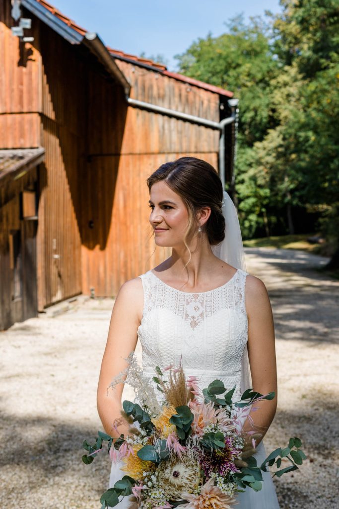 Hochzeitsfotografin Christina Klass, Romantische Brautfotografie mit dem Brautstrauß