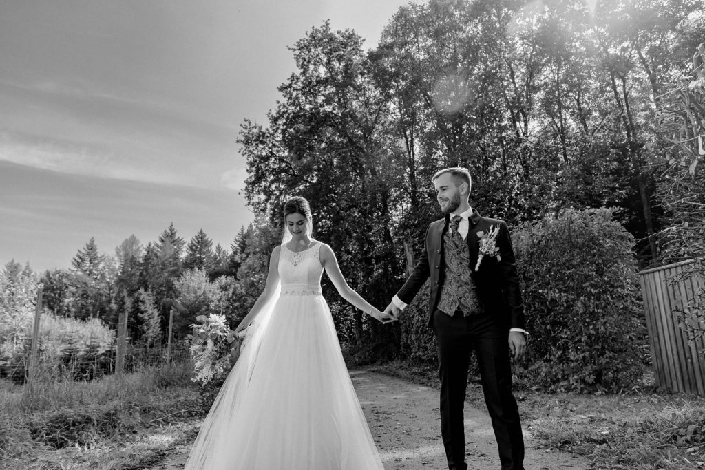 Hochzeitsfotografin Christina Klass, Stilvolle Hochzeitsfotografie in Schwarz-Weiß in der freien Natur