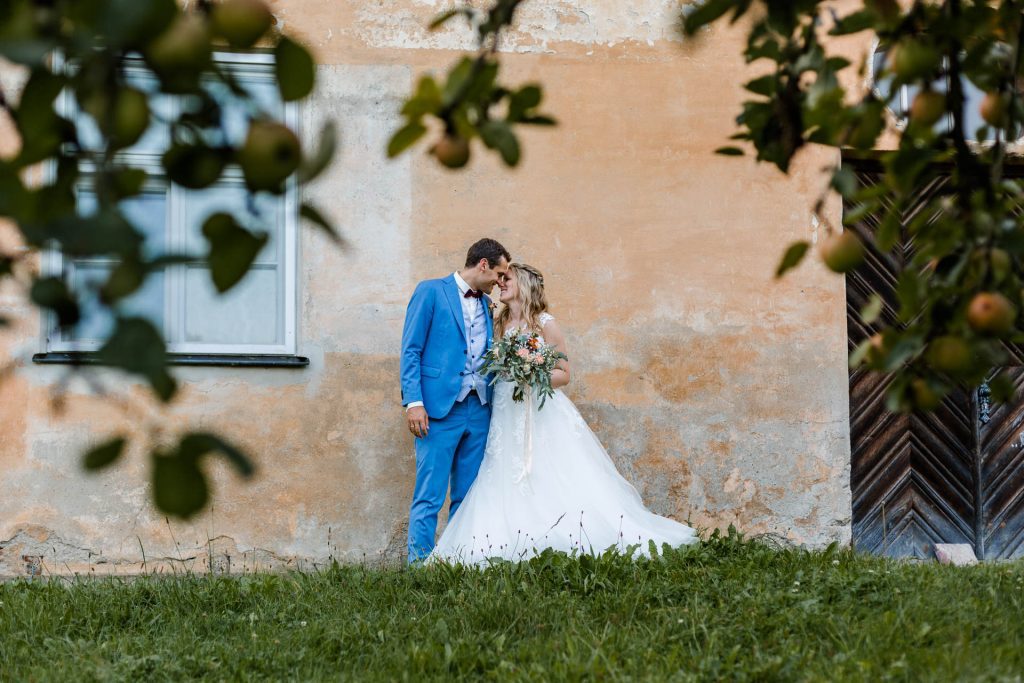 Hochzeitsreportage by Christina Klass, Kloster Scheyern, Hochzeitspaar beim Fotoshooting