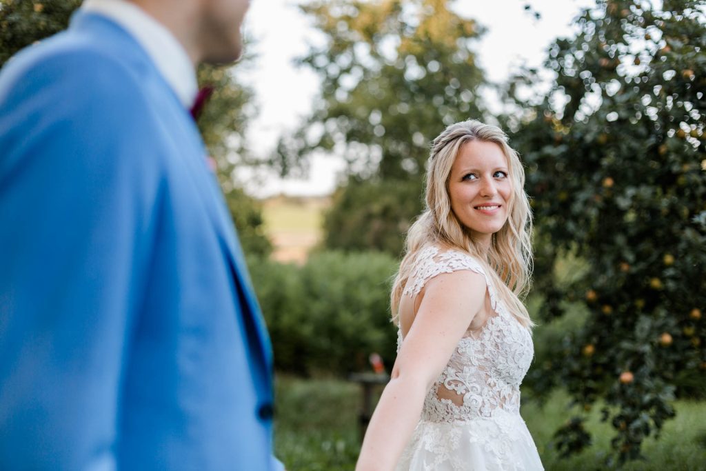 Hochzeitsreportage by Christina Klass, Kloster Scheyern, Braut und Bräutigam beim Fotoshooting