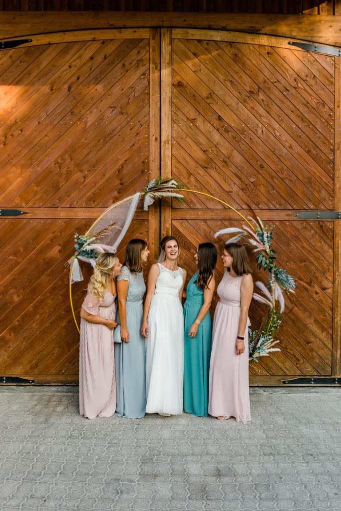 Hochzeitsfotografin Christina Klass, Freie Trauung, Braut mit Freundinnen