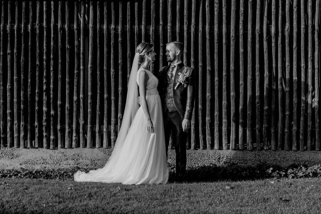 Hochzeitsfotografin Christina Klass, schwarz-weiß-Aufnahme vom Brautpaar, emotionale Momente