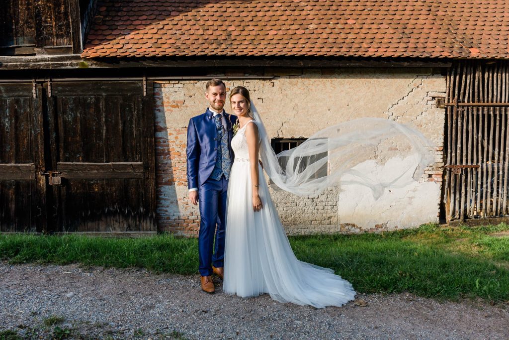 Hochzeitfotografin Christina Klass, Freie Trauung, Brautpaar Fotos draußen vor der Location