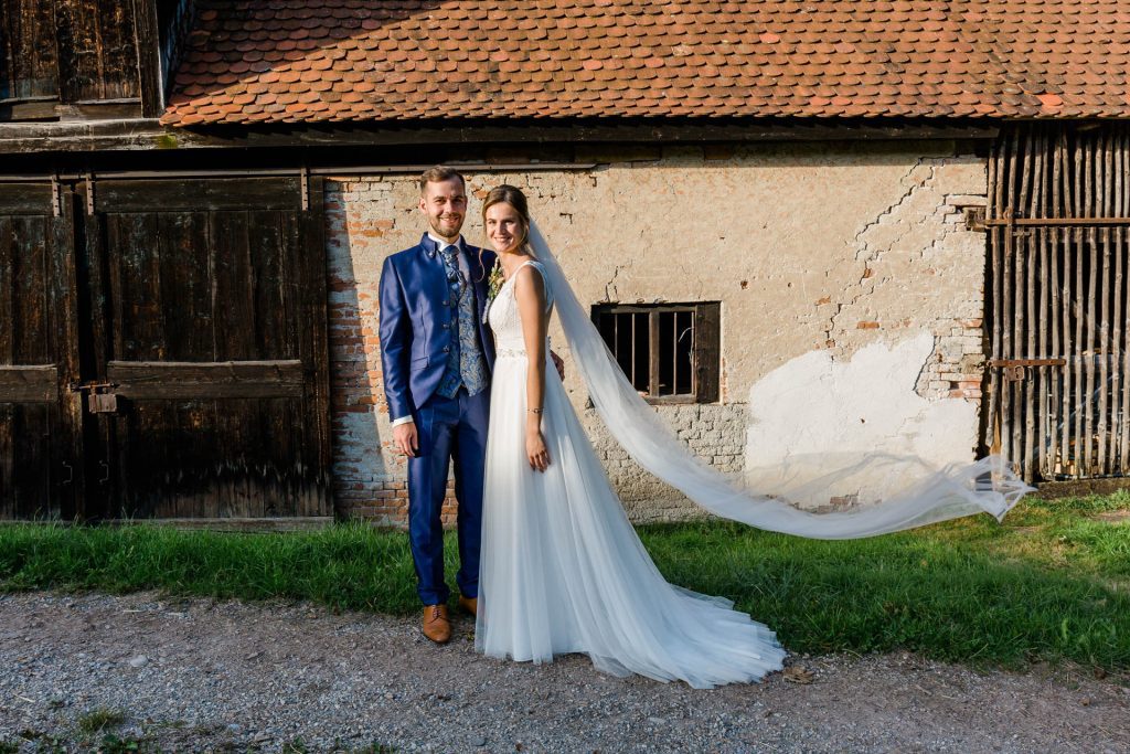 Hochzeitsfotografin Christina Klass, Freie Trauung, Brautpaar Fotos draußen vor der Location