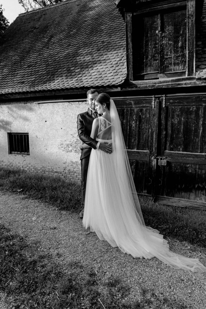 Hochzeitfotografin Christina Klass, schwarz-weiß-Aufnahme vom Brautpaar, emotionale Momente